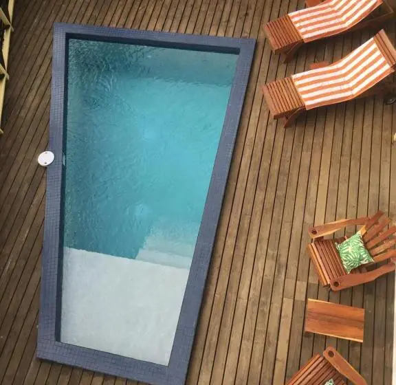 スタンダードスタジオ, Driftwood Gardens Guesthouse