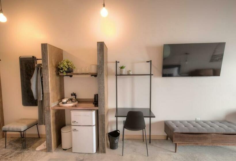 Студия Deluxe, Bowline