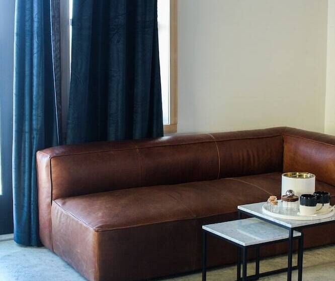 Студия Deluxe, Bowline