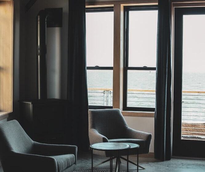 Студия Deluxe, Bowline