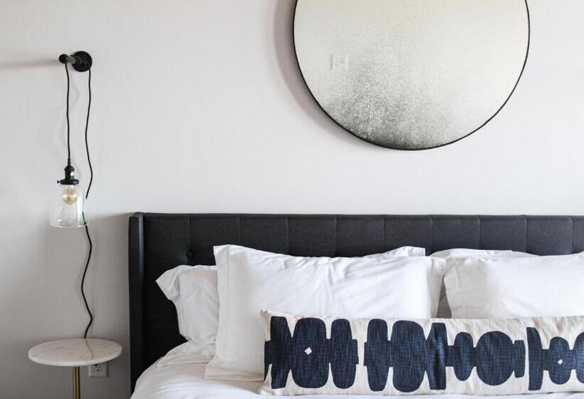 Студия Deluxe, Bowline