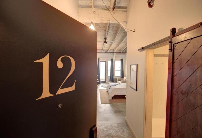 Студия Deluxe, Bowline