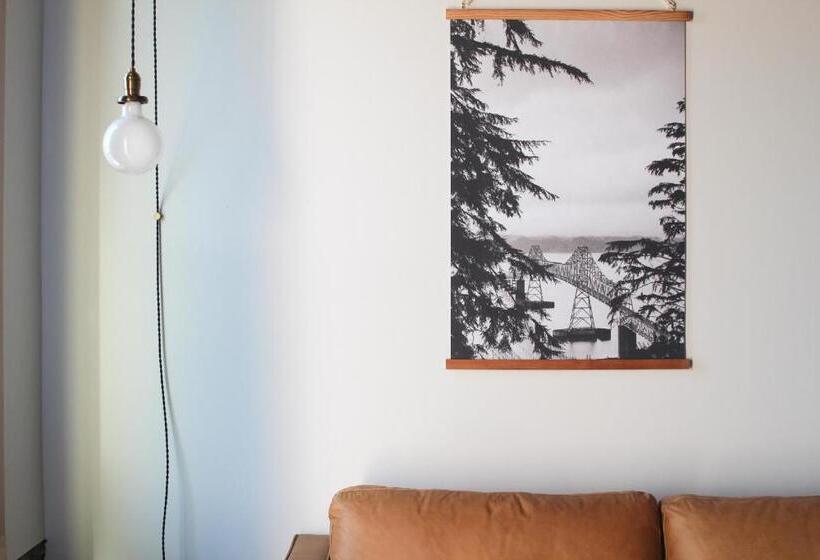 Студия Deluxe, Bowline