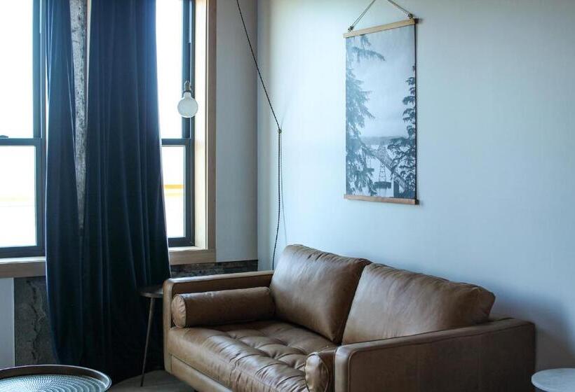 Студия Deluxe, Bowline