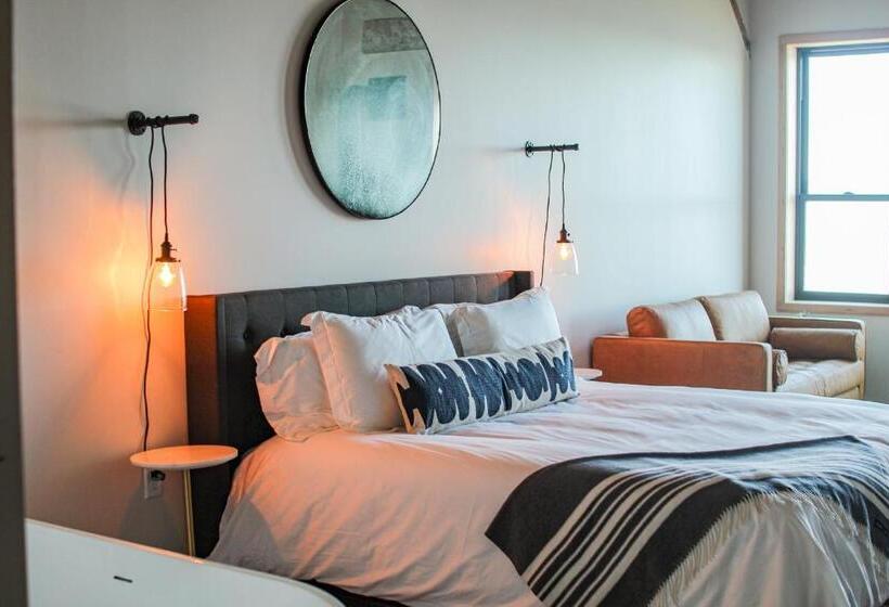 Студия Deluxe, Bowline