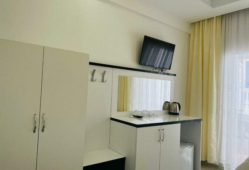 Трехместный Номер Стандарт с Балконом, Ujvara