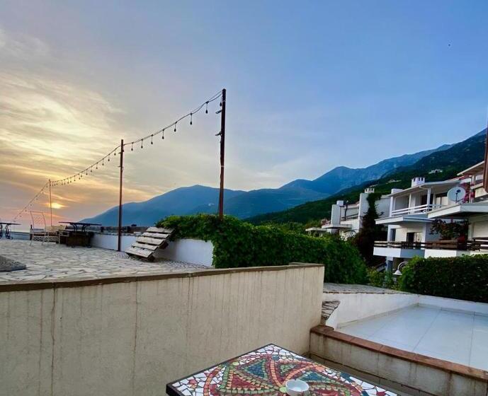 اتاق لوکس با بالکن و چشم‌انداز دریا, The Olives Terrace Residences