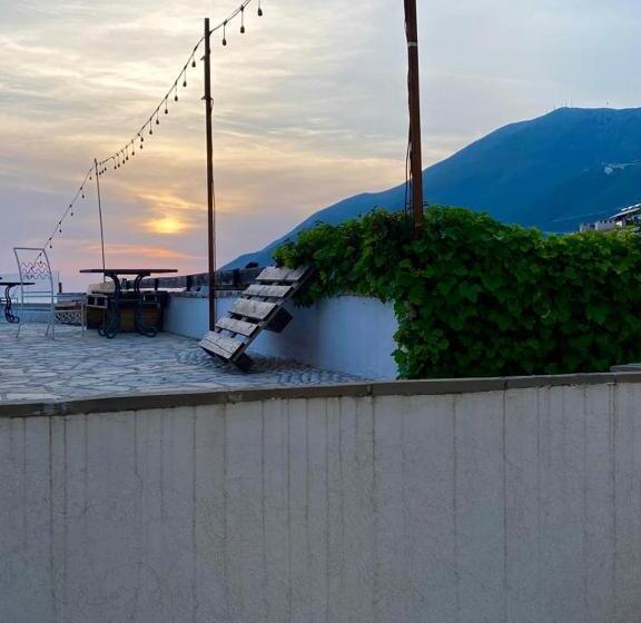 اتاق لوکس با بالکن و چشم‌انداز دریا, The Olives Terrace Residences