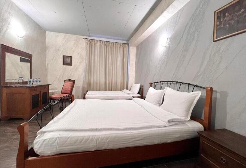 デラックスの４人部屋, хотел антик