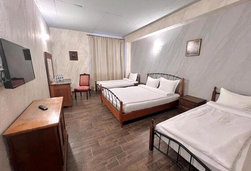 デラックスの４人部屋, хотел антик