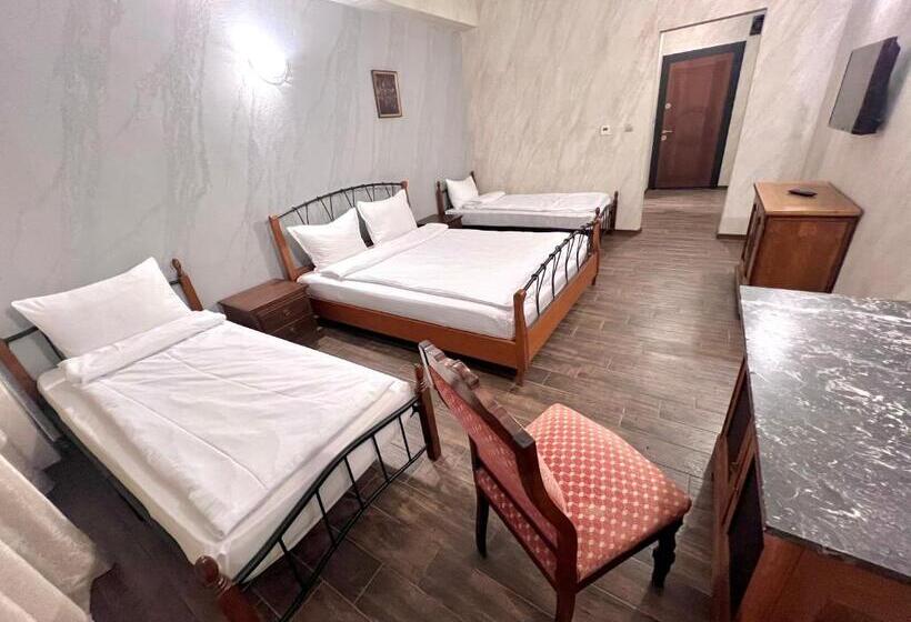 デラックスの４人部屋, хотел антик