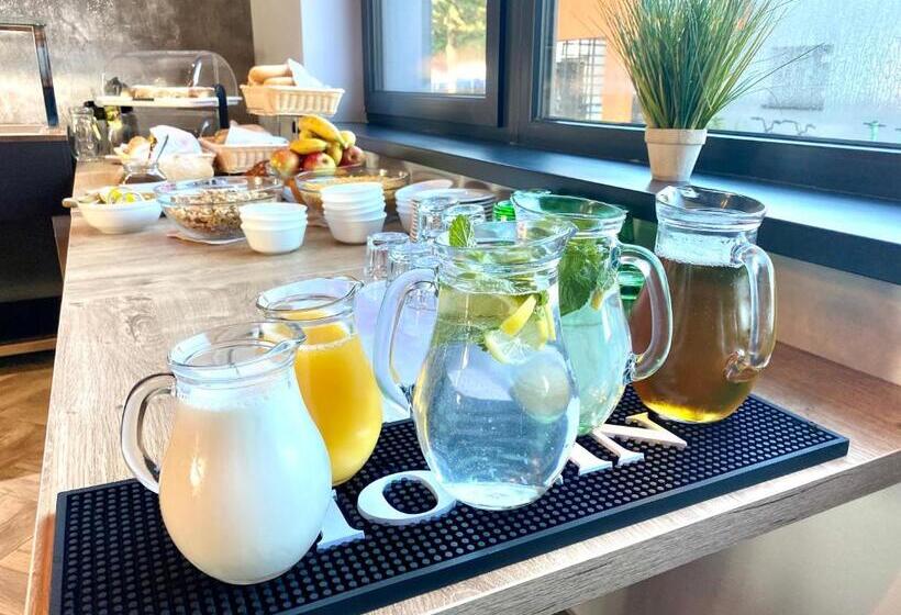 Quarto Deluxe, & Restaurant Barca