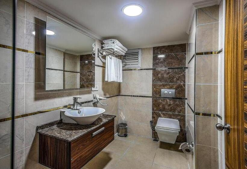 家庭间, Madi Otel