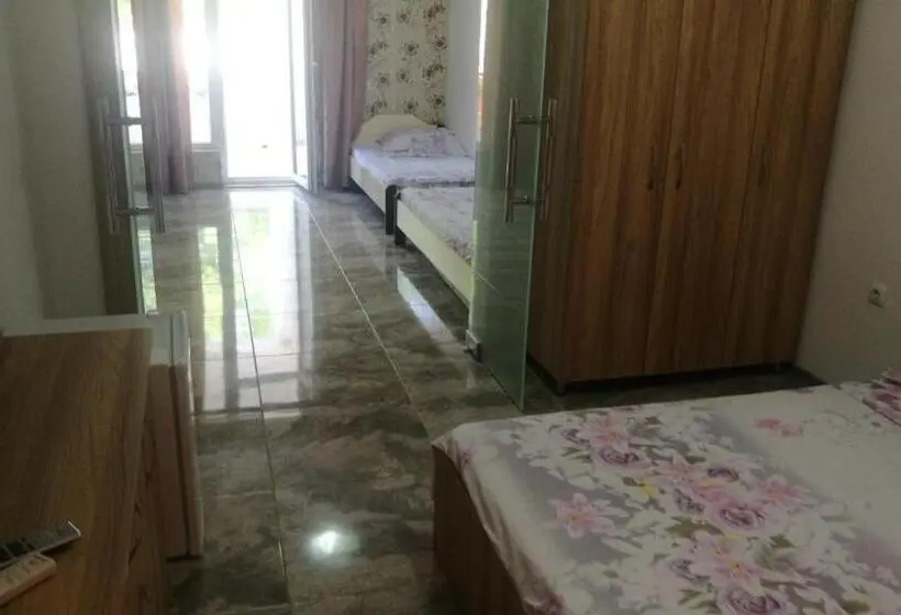 اتاق لوکس چهار تخته, къща за гости ели