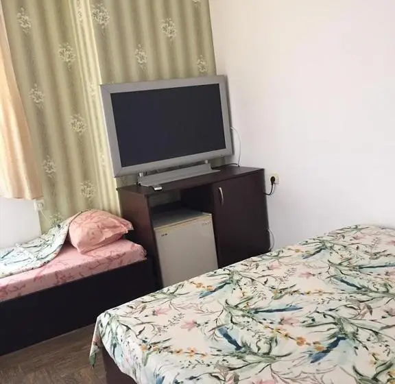اتاق استاندارد سه نفره, къща за гости ели