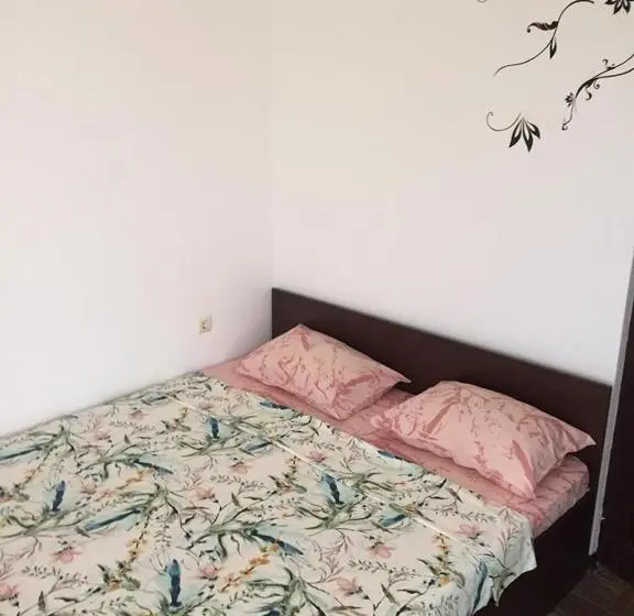 اتاق استاندارد سه نفره, къща за гости ели