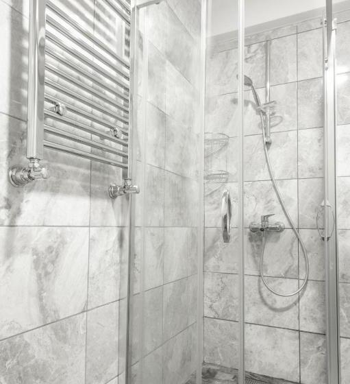 ファミリールーム, Emin Residence