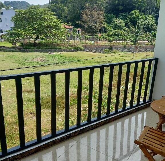 اتاق استاندارد چهارنفره با بالکن, Cat Ba Rustic Homestay