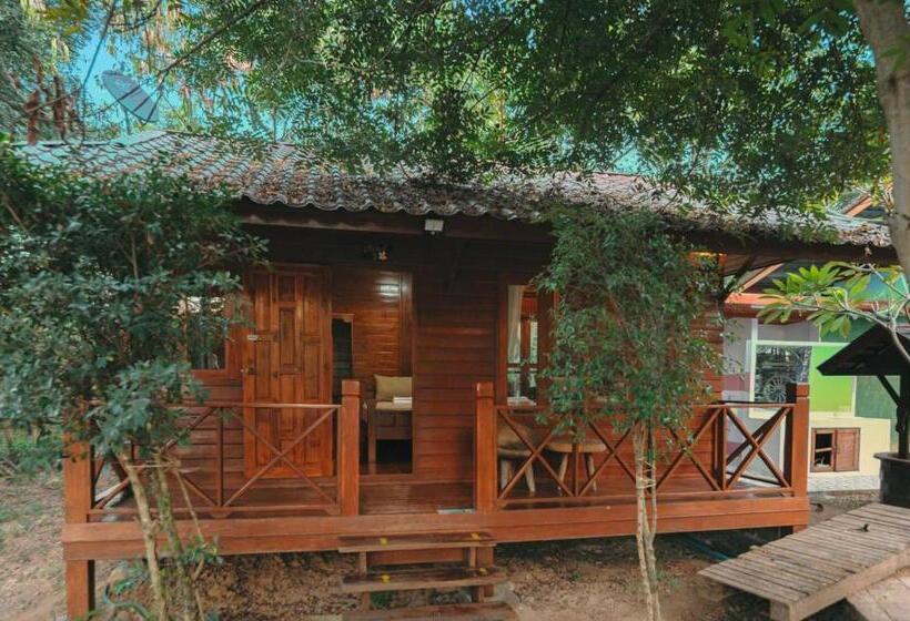 غرفة قياسية ثلاثية مزودة بشرفة, Denchai City Resort เด่นชัยซิตี้ รีสอร์ท