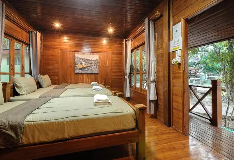 اتاق استاندارد سه تخته با بالکن, Denchai City Resort เด่นชัยซิตี้ รีสอร์ท