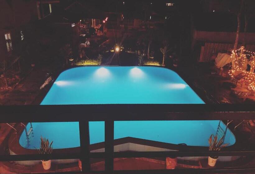 اتاق خانوادگی با چشمانداز کوه, Lucky Homes