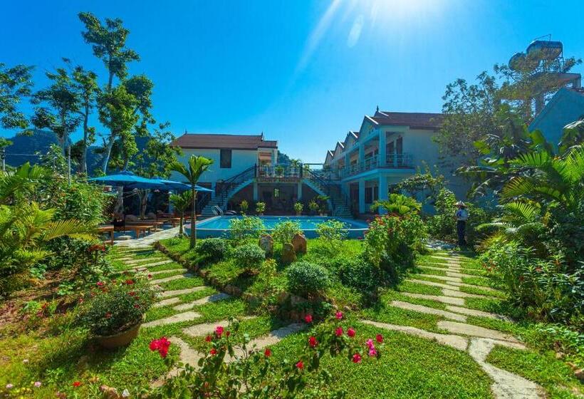 اتاق استاندارد با چشم‌انداز استخر, Lucky Homes