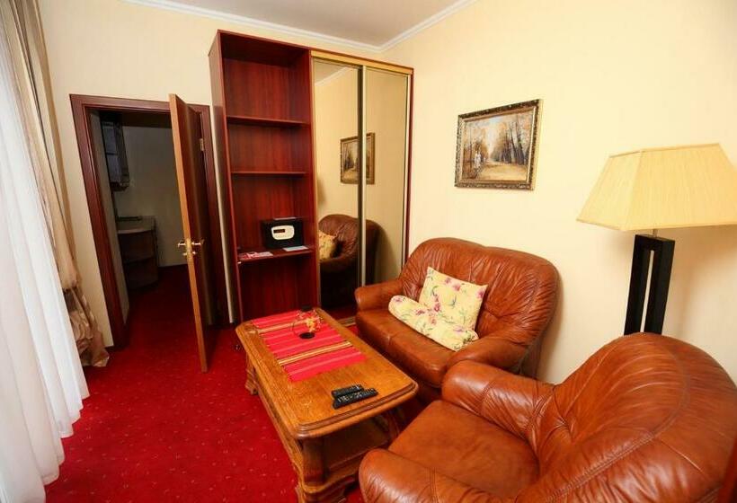 套房带泳池景, Medzhybozhskiy Zamok