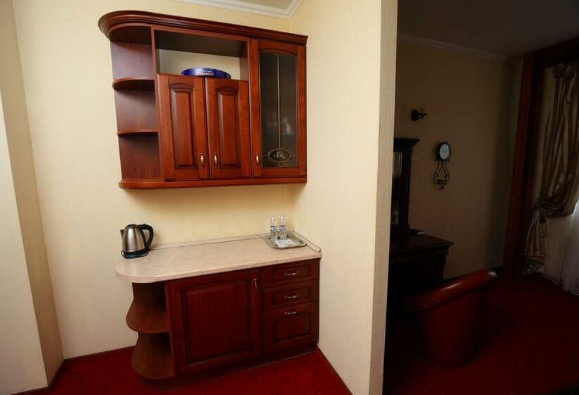 套房带泳池景, Medzhybozhskiy Zamok