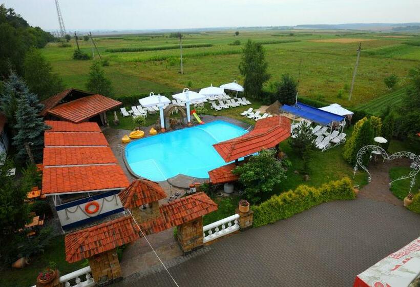 套房带泳池景, Medzhybozhskiy Zamok