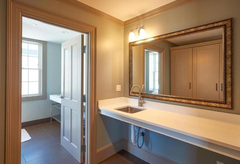 غرفة ديلوكس سرير كينج, The Groton Inn