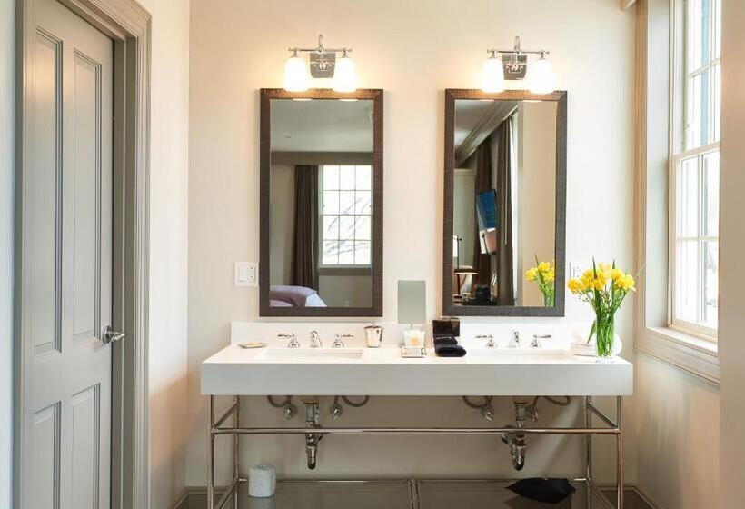 غرفة ديلوكس, The Groton Inn