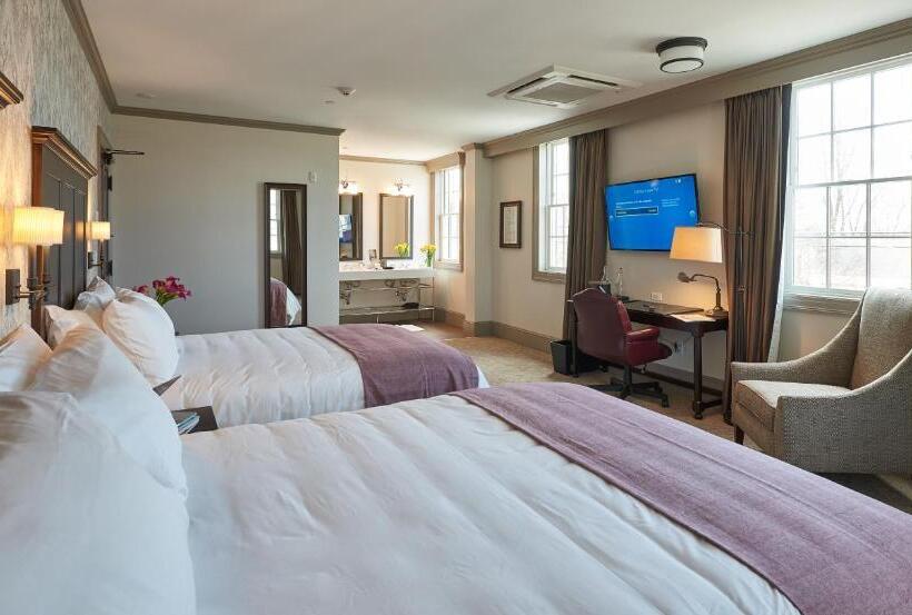 غرفة ديلوكس, The Groton Inn