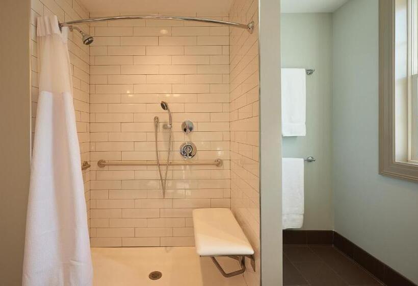 غرفة قياسية سرير كينج, The Groton Inn