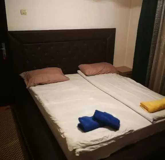 Standard Neljän Hengen Huone, Bayrakova Guest House