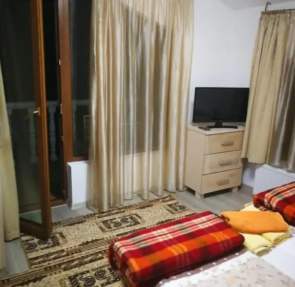 Standard Neljän Hengen Huone, Bayrakova Guest House