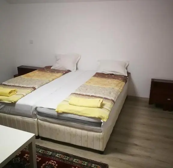 Standard Neljän Hengen Huone, Bayrakova Guest House
