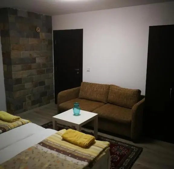 Standard Neljän Hengen Huone, Bayrakova Guest House