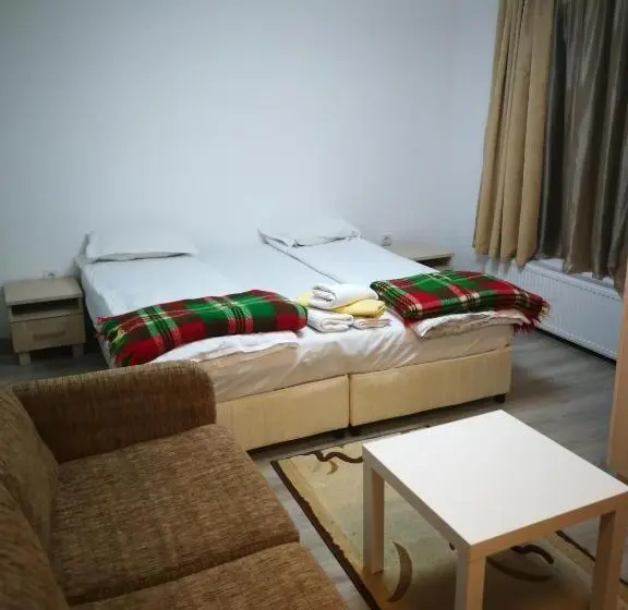 Standard Neljän Hengen Huone, Bayrakova Guest House