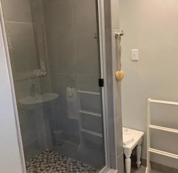 デラックススタジオ, Glenelg Road Guesthouse