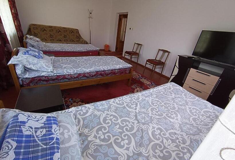 اتاق استاندارد سه نفره, Meerim Guest House