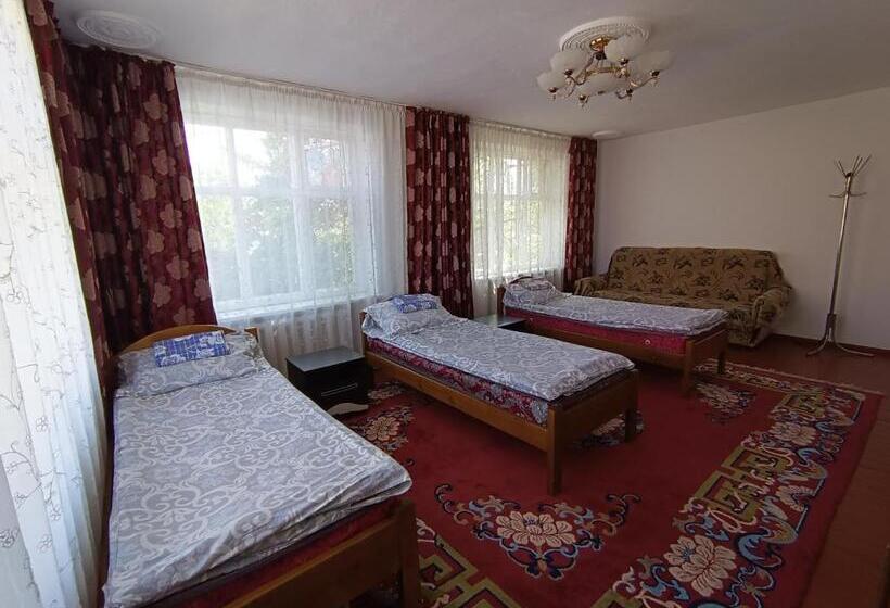 اتاق استاندارد سه نفره, Meerim Guest House