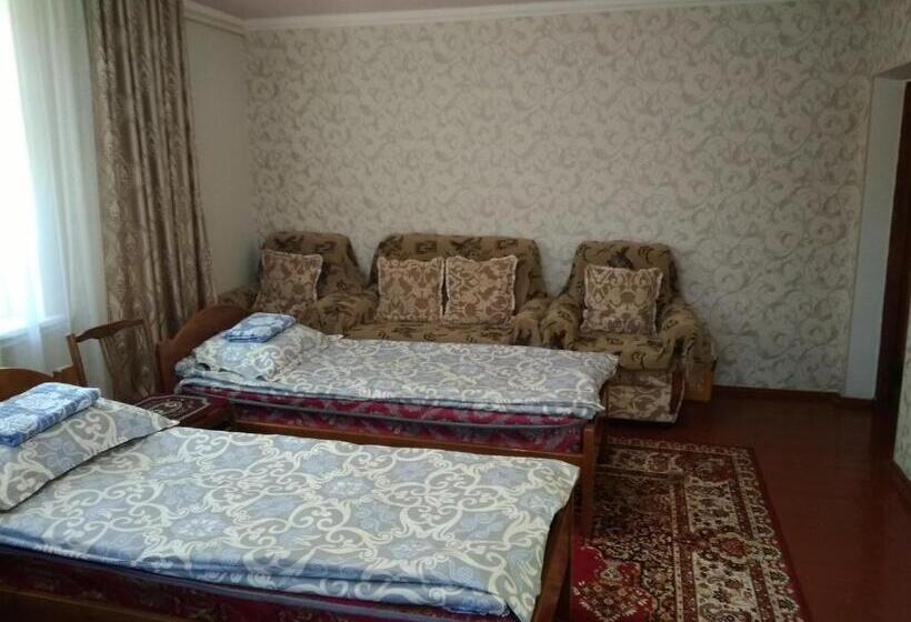 اتاق استاندارد چهار تخته, Meerim Guest House