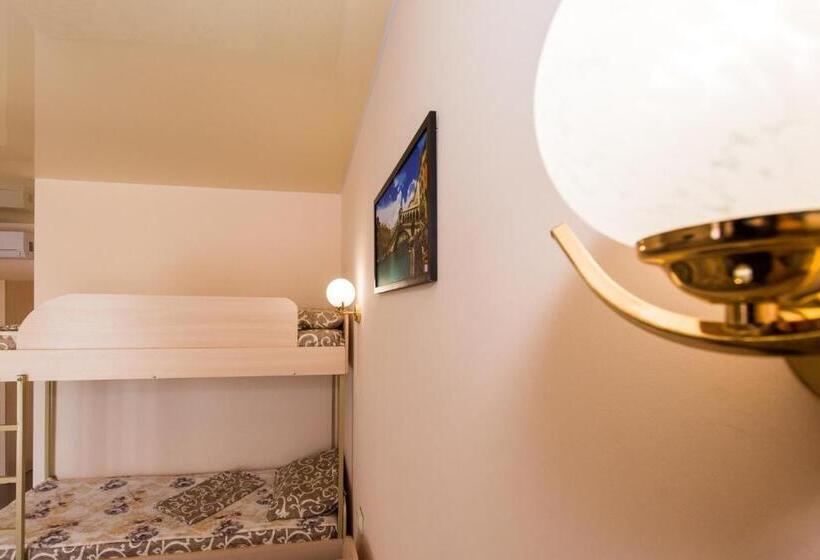 غرفة قياسية رباعية مزودة بشُرفة, Sofia