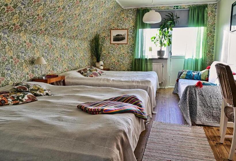 غرفة قياسية رباعية, Bed And Books På österlens Gästhärbärge