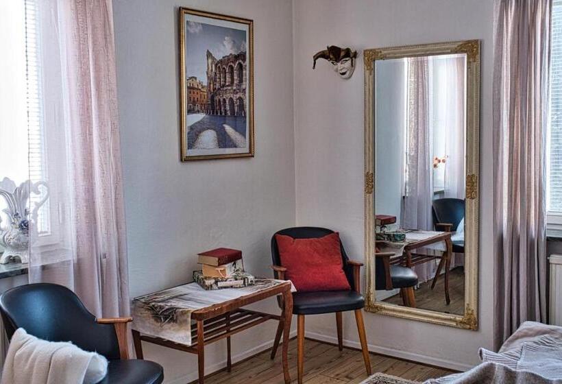 اتاق کلاسیک سه تخته, Bed And Books På österlens Gästhärbärge