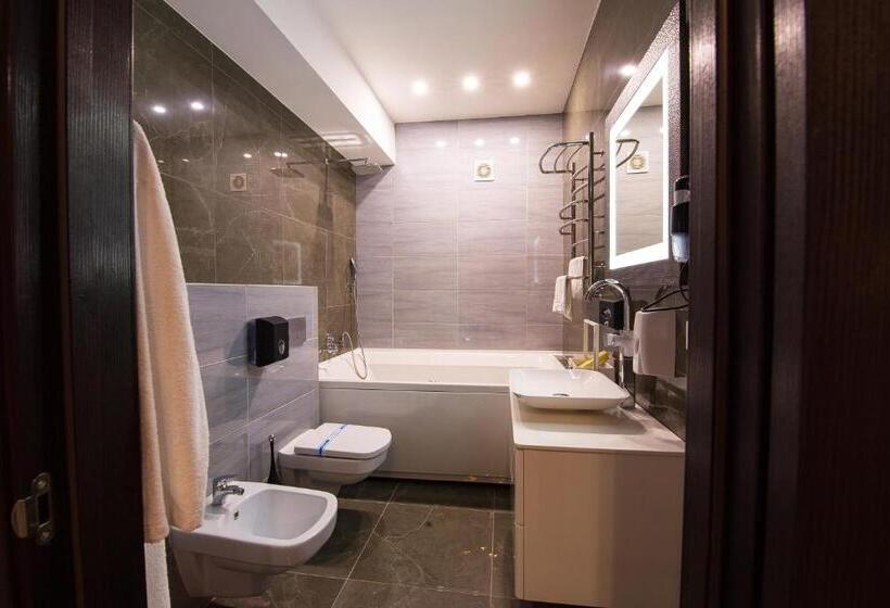 Family Suite, Geography