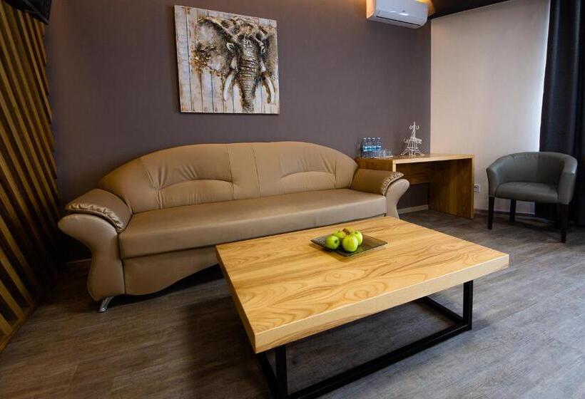 Family Suite, Geography