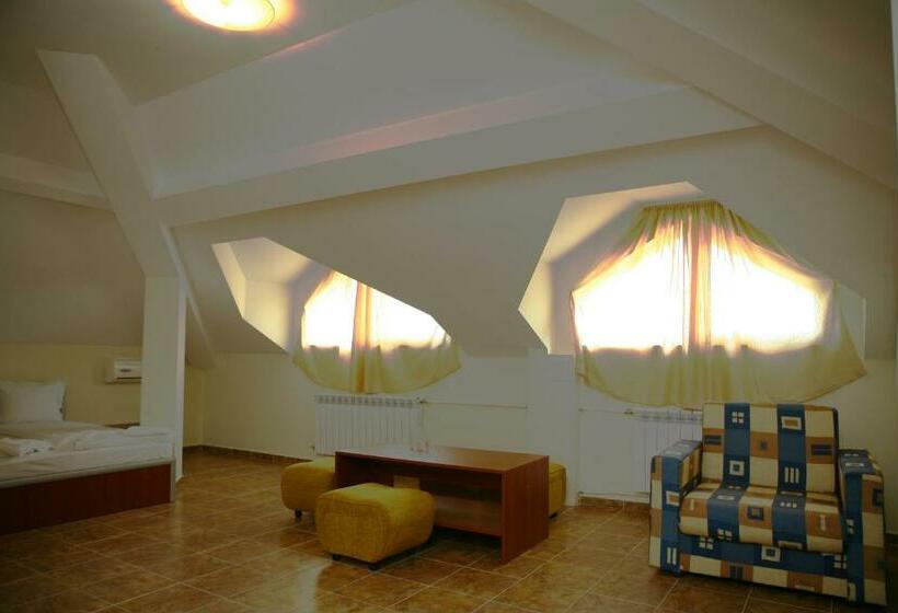 جناح جونيور, Queen