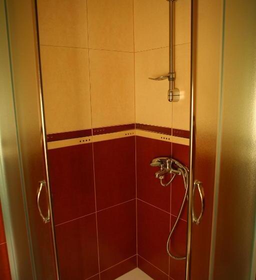 جناح جونيور, Queen