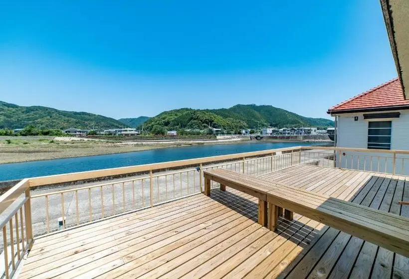 バスルーム共有のトリプルスタンダード, Ichi The Hostel